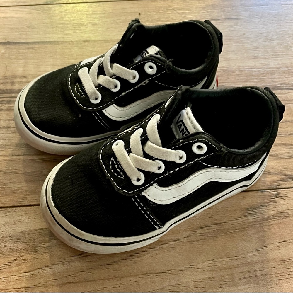 Vans Ward Toddler Slip On Shoes With Laces size 5.5
